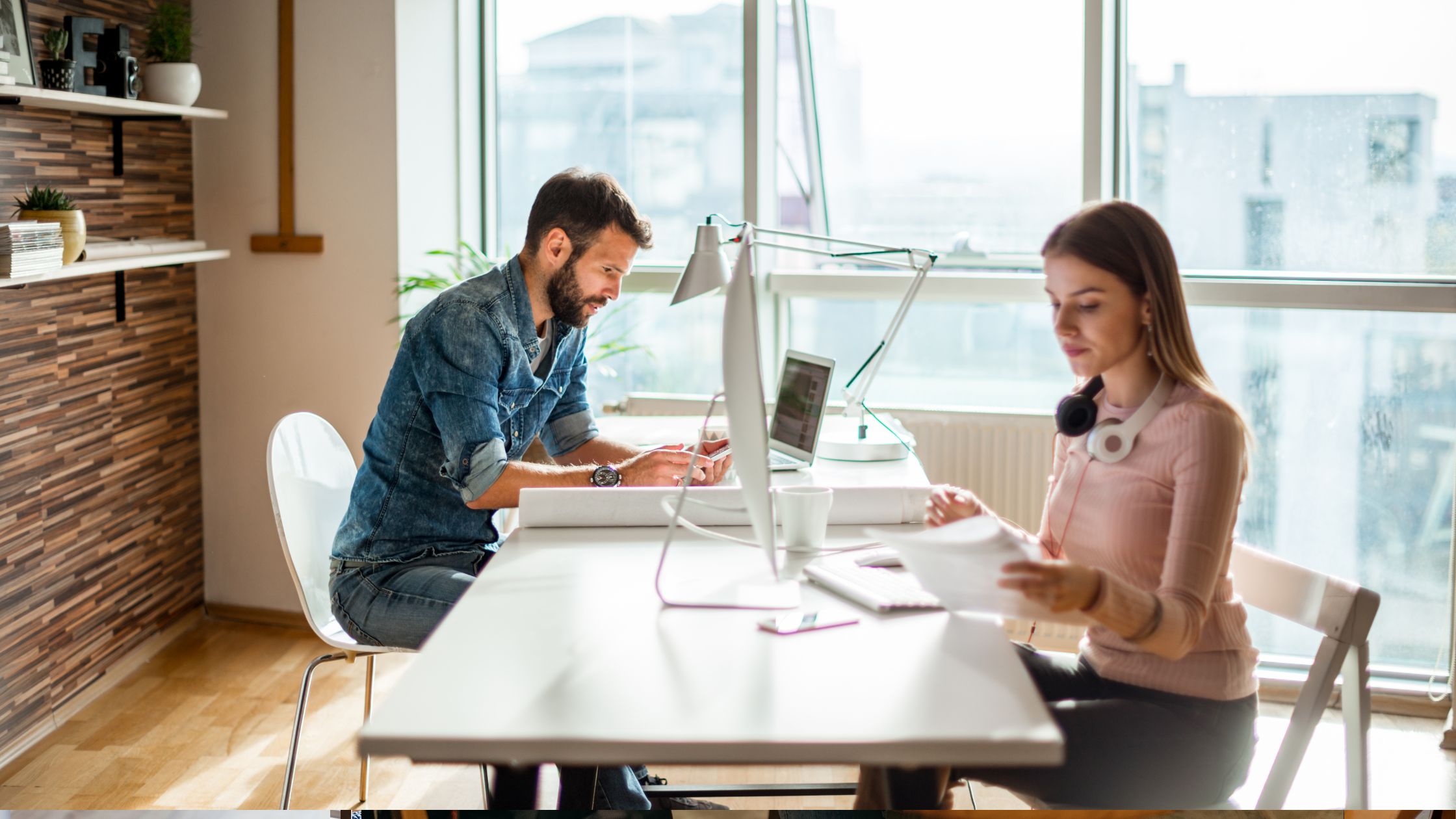 How to create a flexible work environment in 2026 (steps, tips)