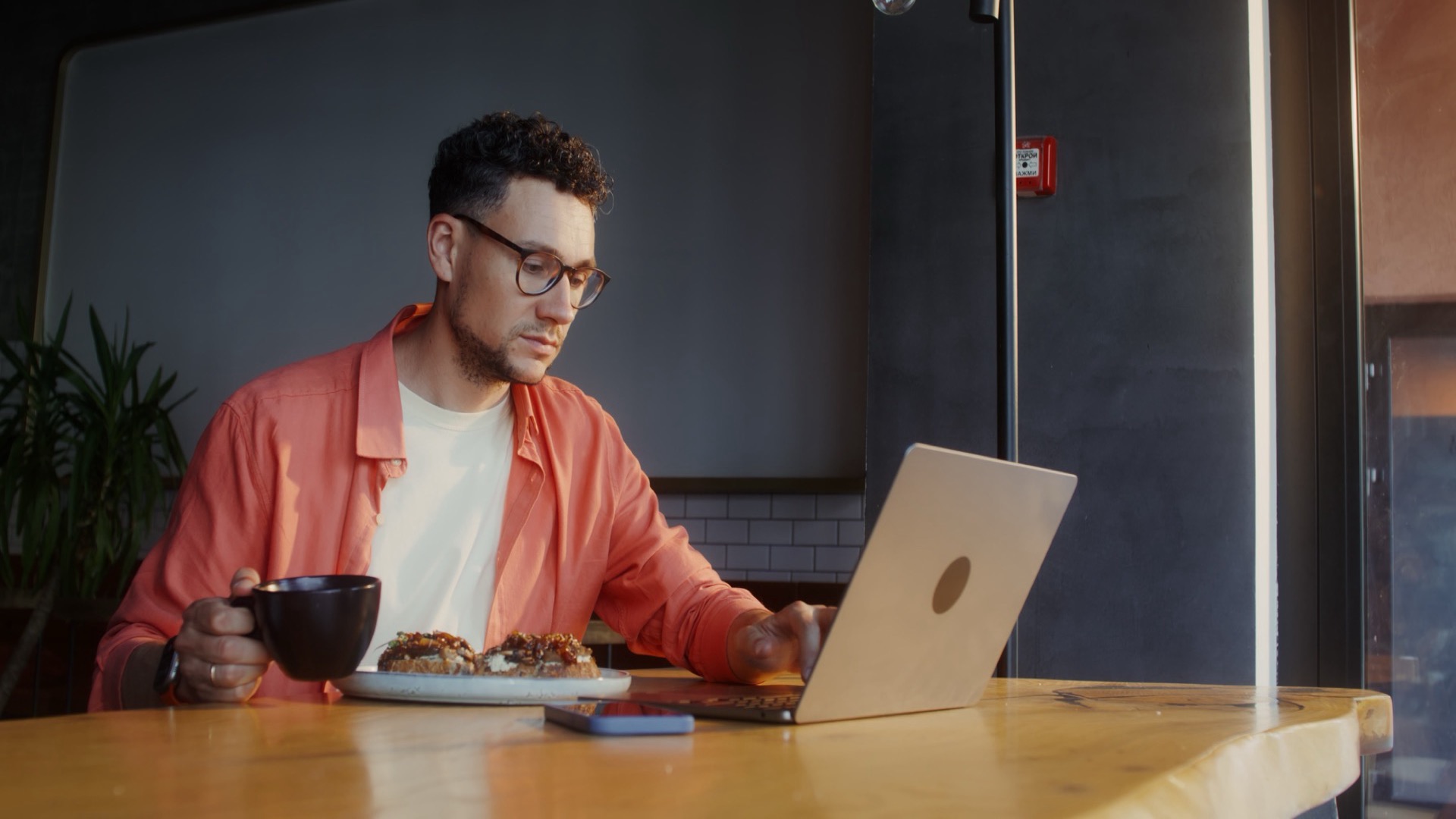 How to track employee productivity without micromanaging?